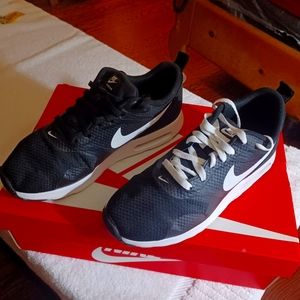 Nike Air Max Tavas Black Lightweight Comfortable Running Shoes, Size 7